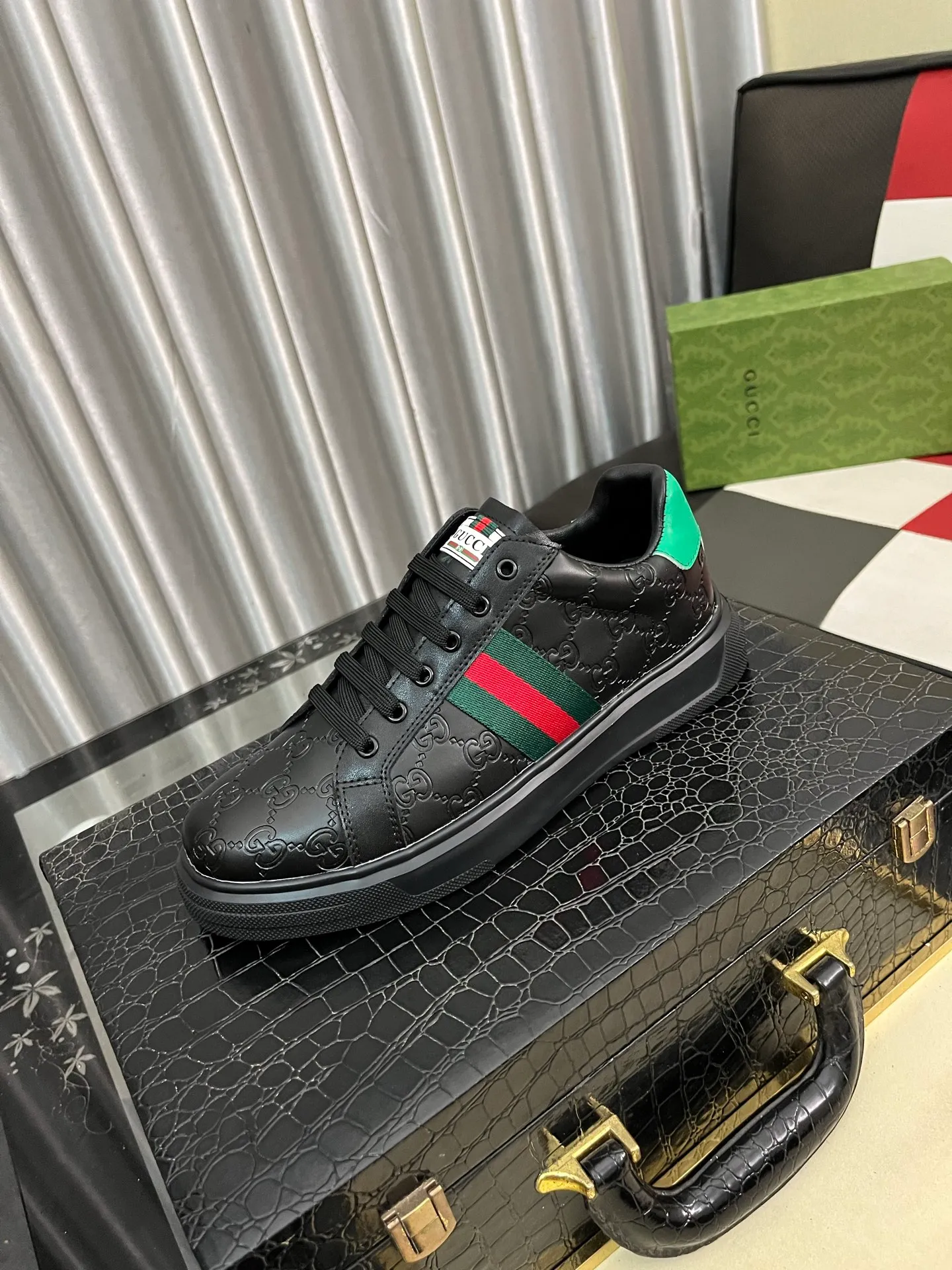 Men's shoes 💰420⌚️⌚️ [Gucci·Gucci] Original quality. ~ Unique modern style sneakers. 🏃A must-have casual shoe for trendy men😍😍 Original brand imported from Italy, imported original leather, sheep lining (refuses to discolor and grind feet) Sole: Original sole provided by the original factory, French lazy style design ⚠️Fit to the feet, original quality, super comfortable original sole. Code number: 38-442️⃣Colors available